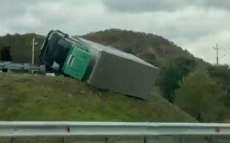 Грузовик вылетел с трассы в районе Седанки во Владивостоке
