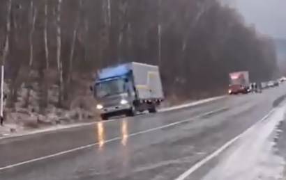 «Водители в ловушке»: дорога в Приморье превратилась в каток, фуры перегородили дорогу