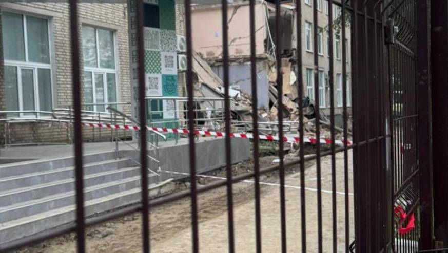 Обрушилась часть здания корпуса Промышленного колледжа во Владивостоке