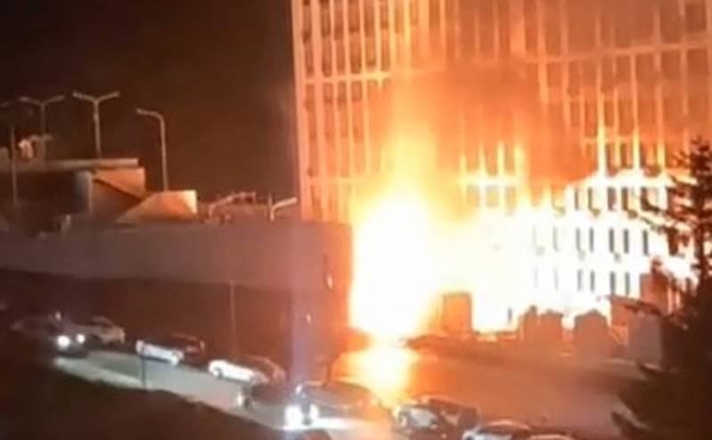 Мощный пожар вспыхнул в новом жилом комплексе во Владивостоке Мощный пожар вспыхнул в новом жилом комплексе во Владивостоке