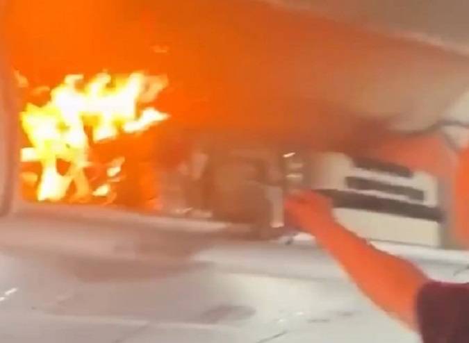 ЧП на борту самолета: пауэрбанк вспыхнул в отделении ручной клади над головами пассажиров