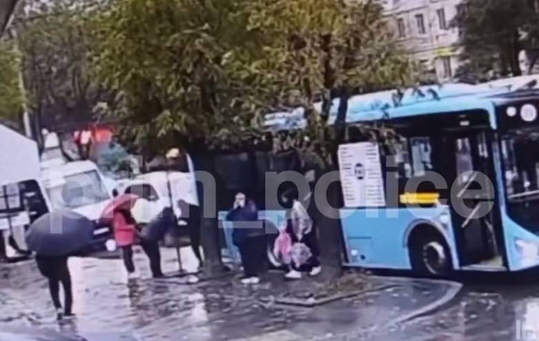 66-летняя пассажирка пострадала, пытаясь запрыгнуть в отъезжающий автобус