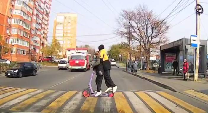 «За пару секунд до трагедии»: подростки едва не залетели под спецавто во Владивостоке