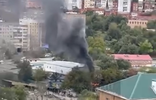 Мощный пожар полыхает в районе Луговой во Владивостоке