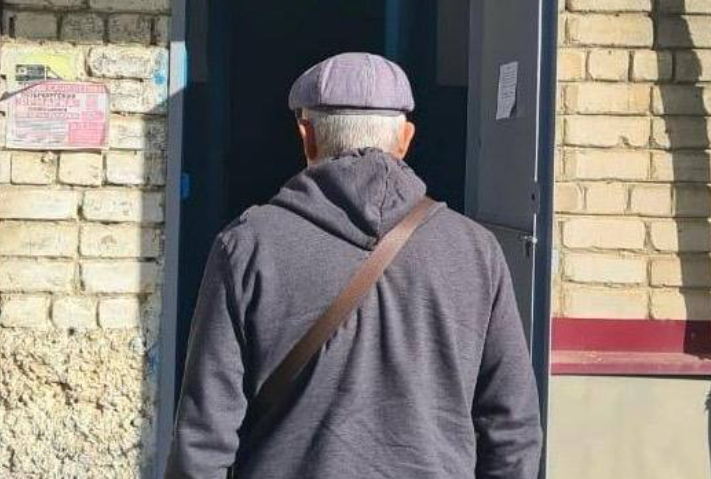 Полиция нашла пенсионера, который уселся на колени школьницы в автобусе в Приморье