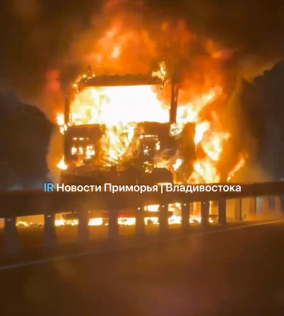 "Похоже на взрывы": фура загорелась на трассе в Приморье
