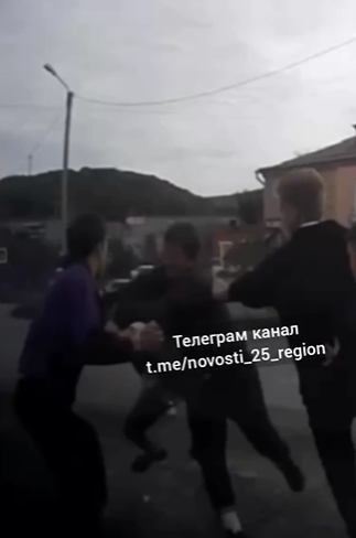 Появились кадры разборок взрослого мужчины со школьниками в Приморье