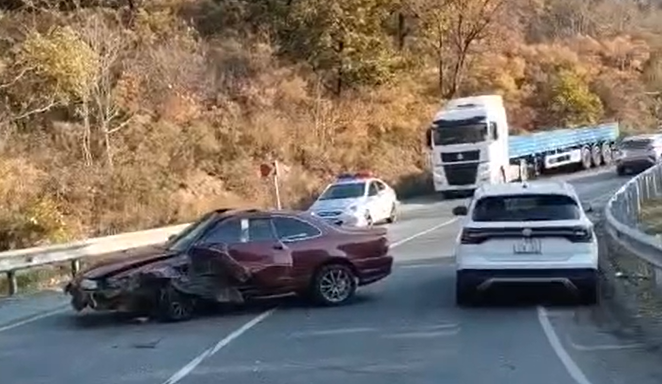 Фура в кювете: серьезное ДТП собирает пробку в Приморье