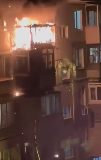 Мощно полыхает: пожар в жилом доме во Владивостоке