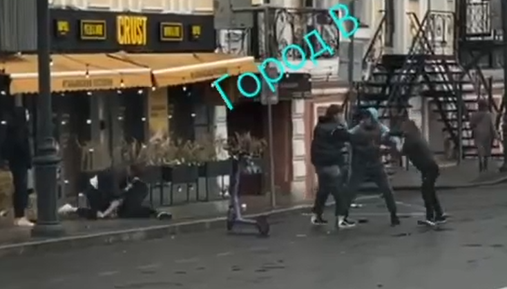 Жесткий "замес" устроила банда "отморозков"в центре Владивостока