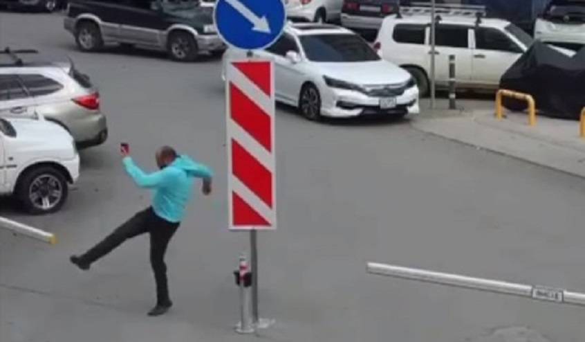 Спарринг со шлагбаумом устроил водитель на парковке во Владивостоке Спарринг со шлагбаумом устроил водитель на парковке во Владивостоке