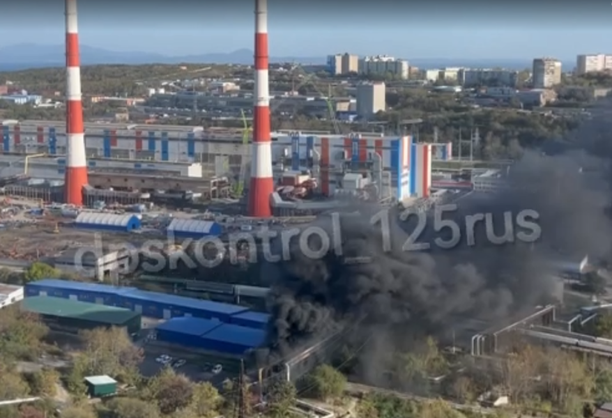 Мощный пожар полыхает рядом с ТЭЦ во Владивостоке