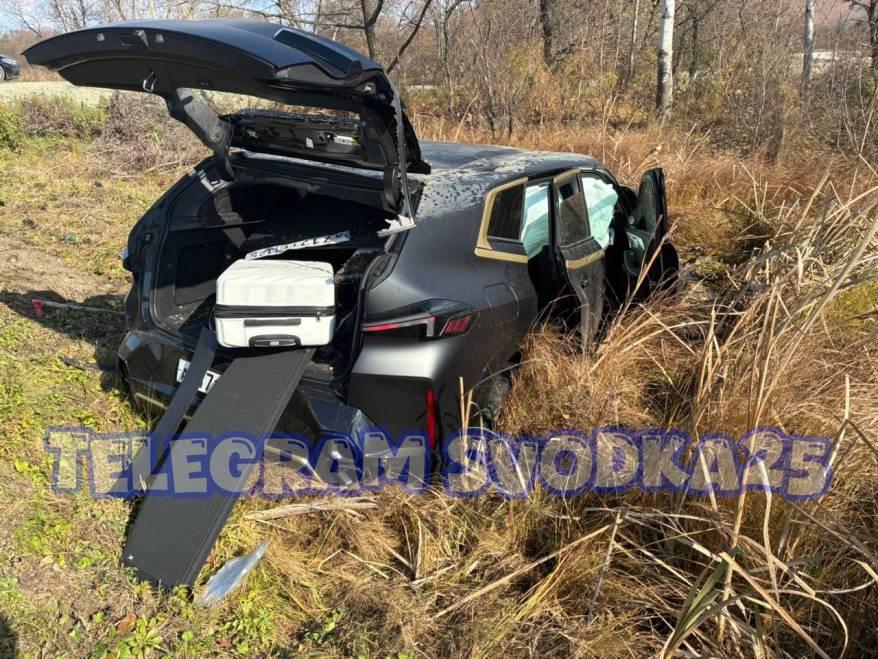 В Приморье на трассе грузовик "размотал" автомобиль стоимостью 25 млн. рублей В Приморье на трассе грузовик "размотал" автомобиль стоимостью 25 млн. рублей
