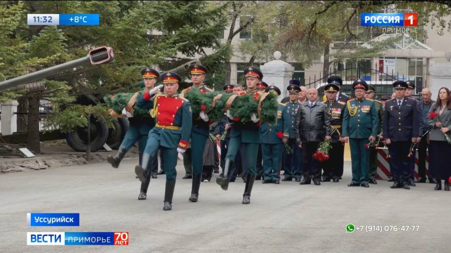 Цветы возложили к мемориалу на Аллее Славы штаба 5-й гвардейской армии в Уссурийске