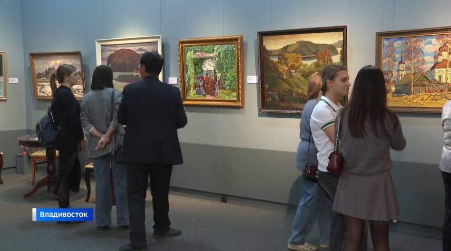 «История и традиции»: большую выставку открыли художники Уссурийска во Владивостоке
