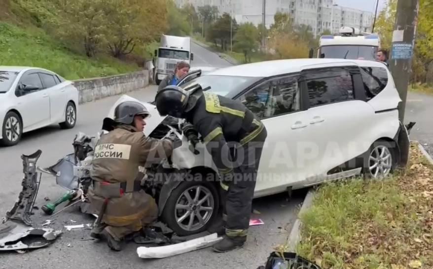 Авто от удара разворотило и отбросило на опору освещения во Владивостоке