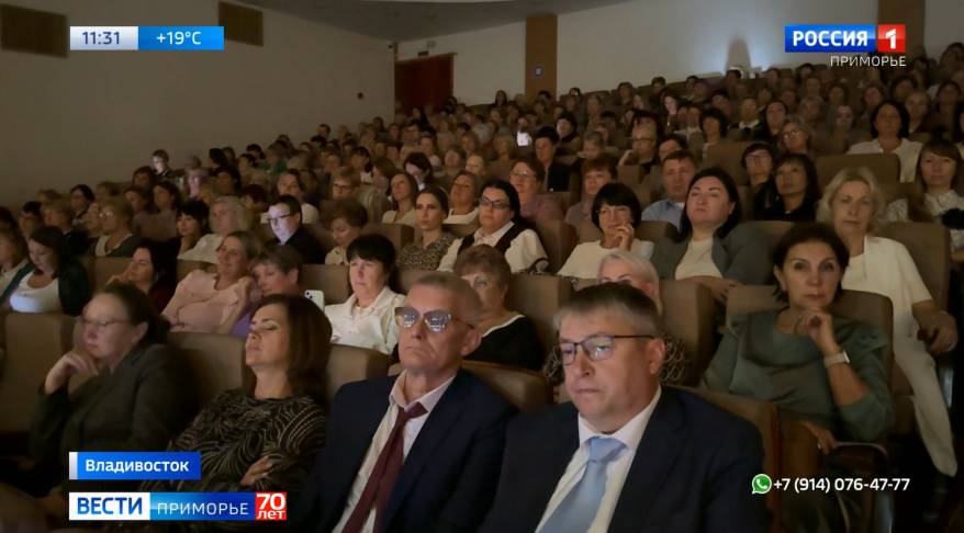 Губернатор Приморья Олег Кожемяко вручил награды работникам образования