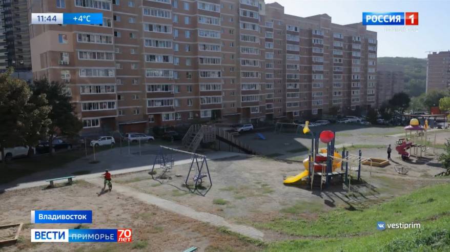Придомовые территории Владивостока одели в асфальт