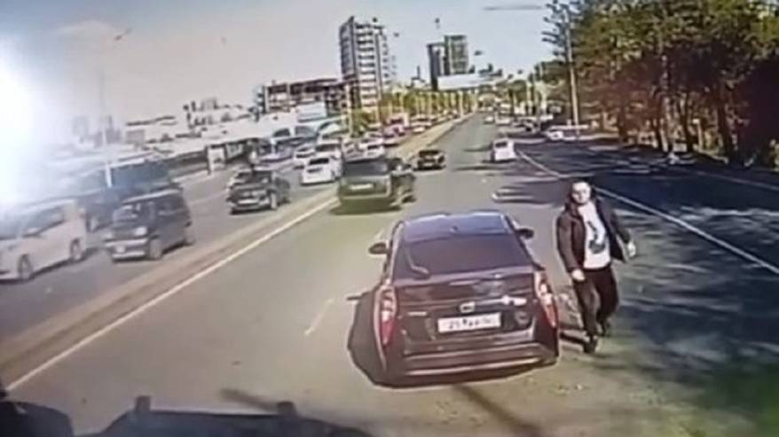Видео "расправы" над водителем на дороге Владивостока разлетелось по Сети