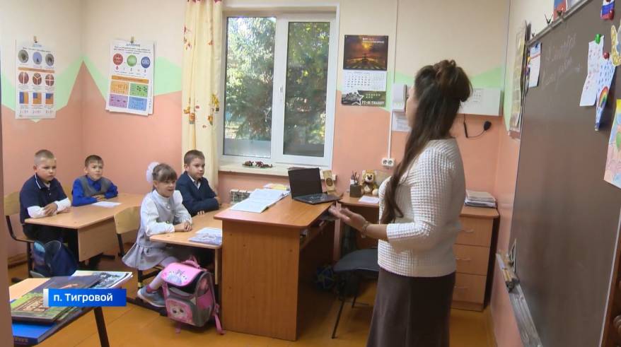 По-особому проходят уроки в школе поселка в Приморье, где тайга почти впритык к окнам