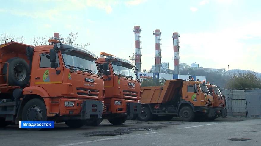 Автопарк спецтехники во Владивостоке готовят к удару стихии