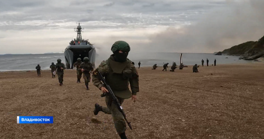 Морской десант высадился в бухте Стеклянная в Приморье