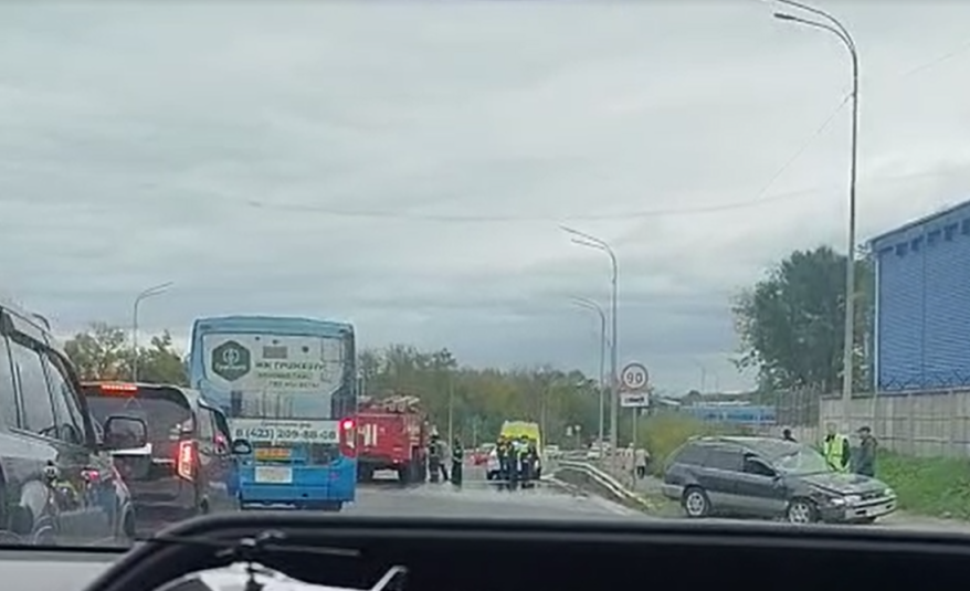 Пожарные, скорая, полиция - все примчались: жесткое ДТП в Приморье