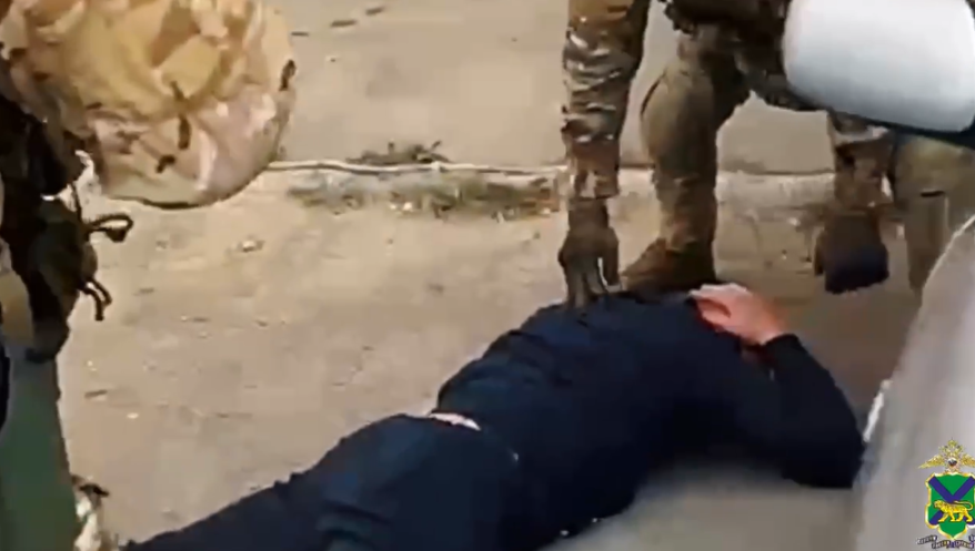 Жестко повязали во дворе дома: мужчина из мести пошел на криминал во Владивостоке