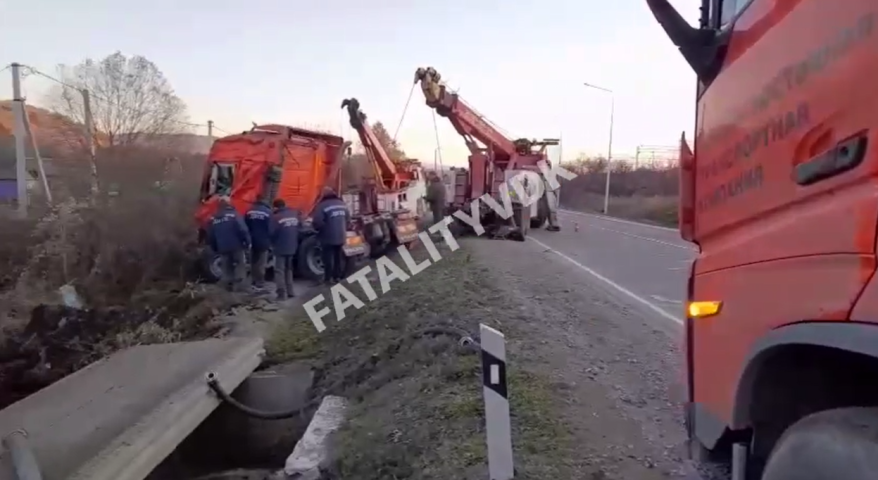 Цементовоз съехал в кювет и сбил девушку на пешеходной дорожке в Приморье