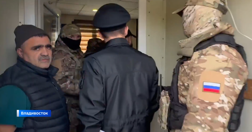 Пришли пообедать, а поехали в военкомат: силовики нагрянули в кафе Владивостока