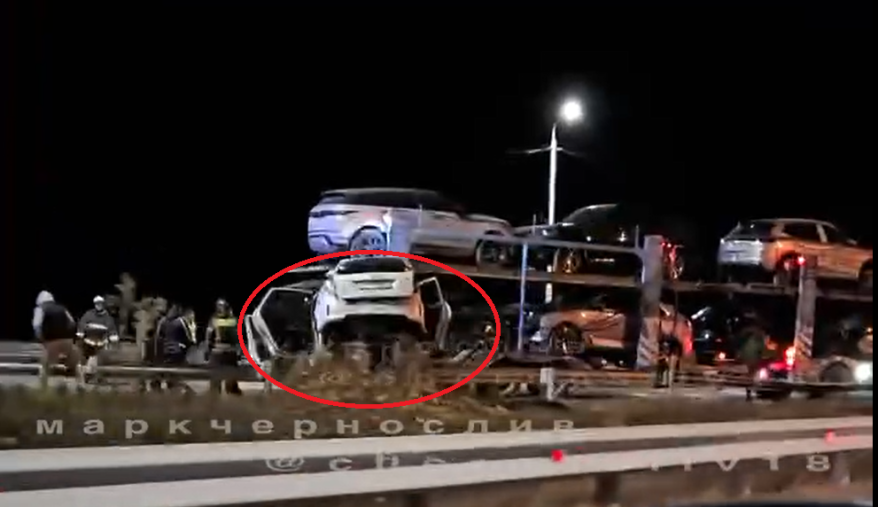 "Жесть": спасатели примчались на помощь водителю, повисшему в авто на леерах в Приморье "Жесть": спасатели примчались на помощь водителю, повисшему в авто на леерах в Приморье