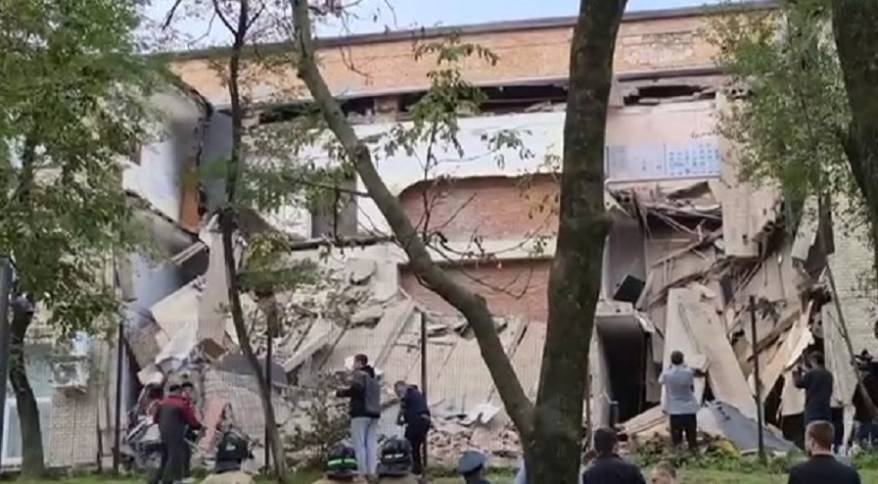 Губернатор Олег Кожемяко – на месте обрушения здания во Владивостоке