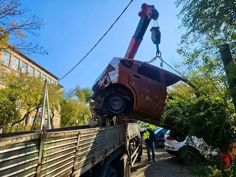 Брошенные разукомплектованные машины вывозят во Владивостоке Брошенные разукомплектованные машины вывозят во Владивостоке