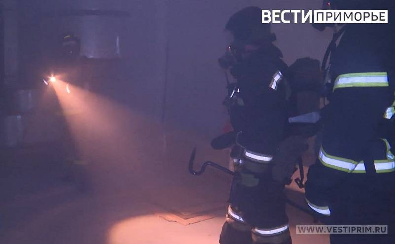 Огнеборцы спасли мужчину при пожаре в ТЦ Владивостока: подробности