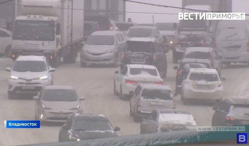 Время сегодняшнего удара стихии на Владивосток назвали специалисты