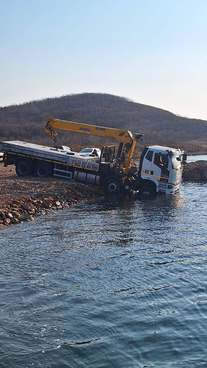 Во Владивостоке грузовик утонул при попытке погрузки на баржу