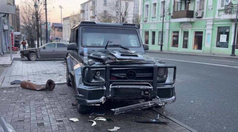 "Гелик" протаранил столб: жесткое ДТП во Владивостоке