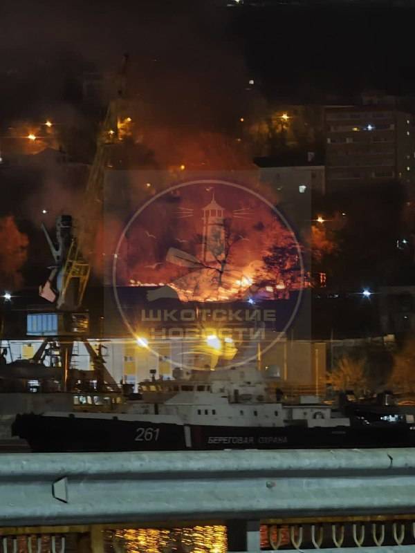 Все в дыму: мощный пожар полыхает в центре Владивостока