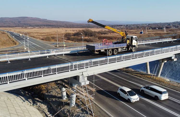 З️апущено движение машин по обновленному путепроводу на уссурийской трассе
