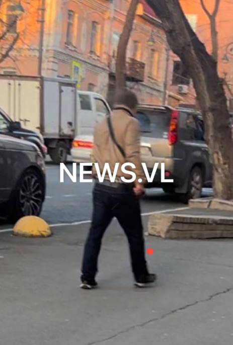 Мужчина с ножом бросается на людей во Владивостоке