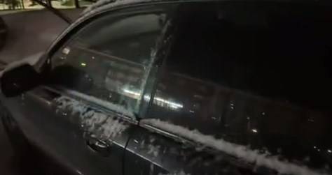 Авто жителей Владивостока покрыло ледяным панцирем, машины не открываются