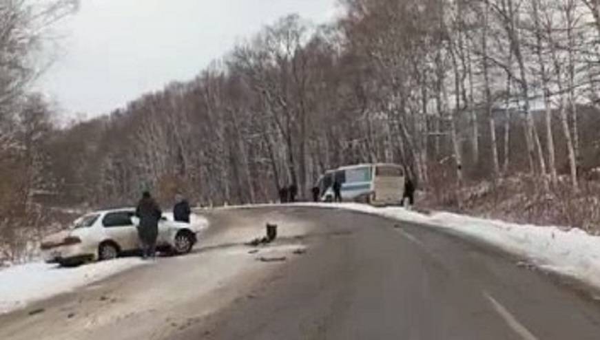 Пассажирский автобус улетел с трассы на востоке Приморья
