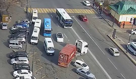 Водитель большегруза устроил «хайвей-шоу» во Владивостоке: «встречка» и адреналин впридачу