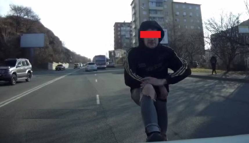 Парень «на хайпе» устроил дорожный перформанс во Владивостоке