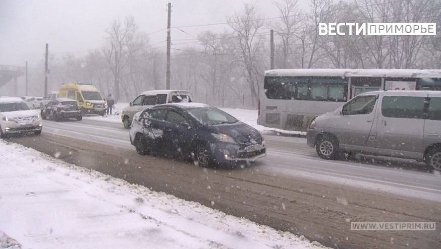 Штормовое предупреждение объявлено в Приморье