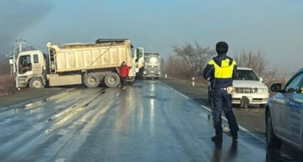 Большегрузы перекрыли дорогу в поселок Заводской