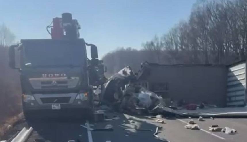 «Жесть, месиво»: большегруз опрокинулся, парализовав трассу в Приморье