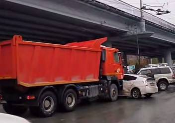 Сейчас будет огромная пробка? ДТП с большегрузом и седаном – во Владивостоке Сейчас будет огромная пробка? ДТП с большегрузом и седаном – во Владивостоке