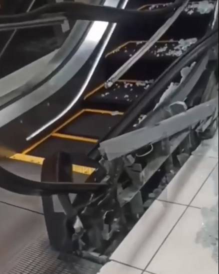 Девочке зажевало руку эскалатором в ТЦ в Фокино