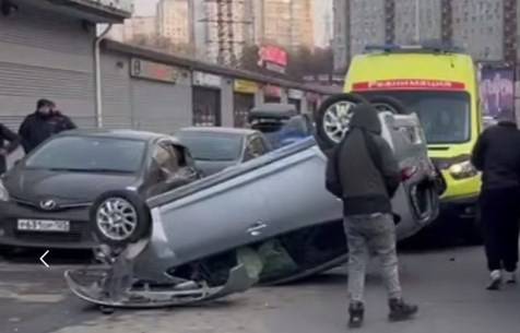 «Жестко, авто колесами вверх»: массовое ДТП осложняет обстановку на дороге Владивостока